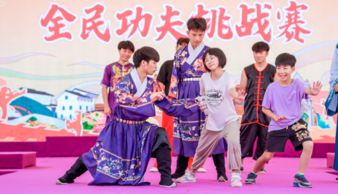 南海影視城游客參與全民功夫挑戰(zhàn)賽.jpg