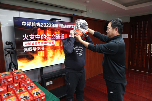 4消防自救呼吸器佩戴使用培訓(xùn)1.JPG