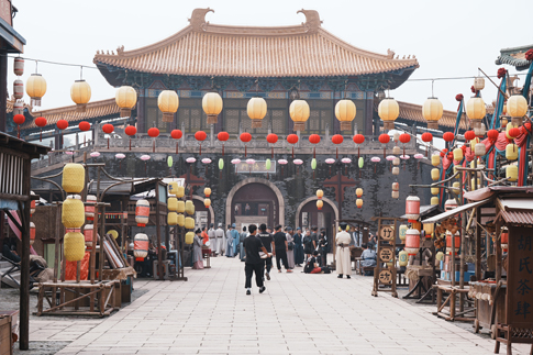 3節(jié)目組在水滸城御街置景拍攝.jpg