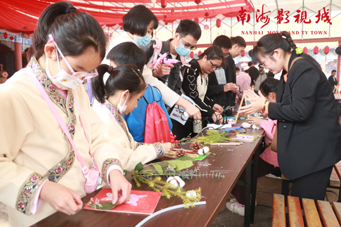 5南海景區(qū)游客參與拾“趣”剪貼畫(huà)體驗(yàn).jpg