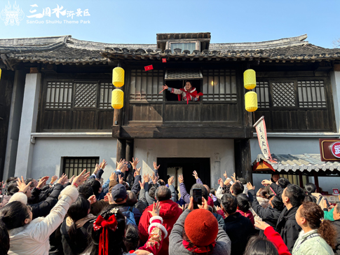 4無錫景區(qū)特型演員現(xiàn)場(chǎng)派發(fā)福彩紅包.jpg