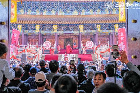 2無錫景區(qū)游客駐足觀看特別演出《皇宮樂宴》.jpg