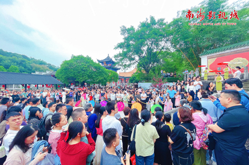 8南海景區(qū)《雨巷旗袍秀》華麗回歸.jpg