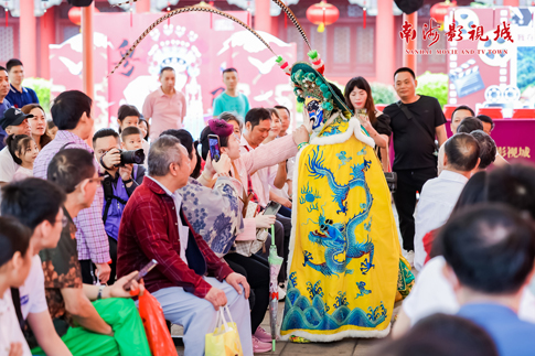 9南海景區(qū)變臉表演增強(qiáng)游客互動(dòng).jpg