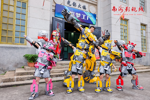 10南海景區(qū)機(jī)甲體驗(yàn)備受小朋友喜歡.jpg